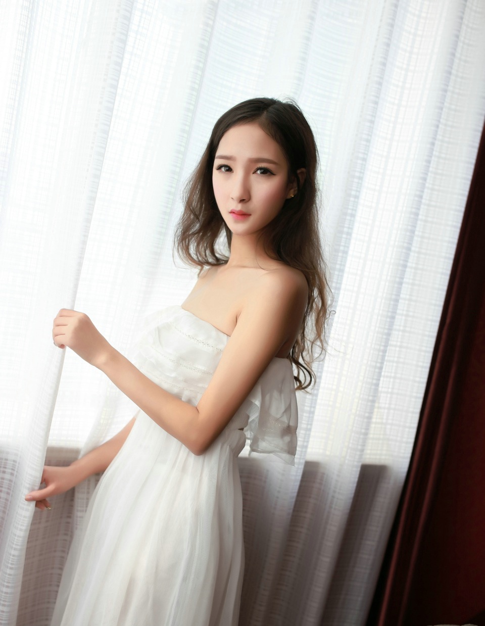不經意眼神流入出的美女神曉彤私房性感寫真
