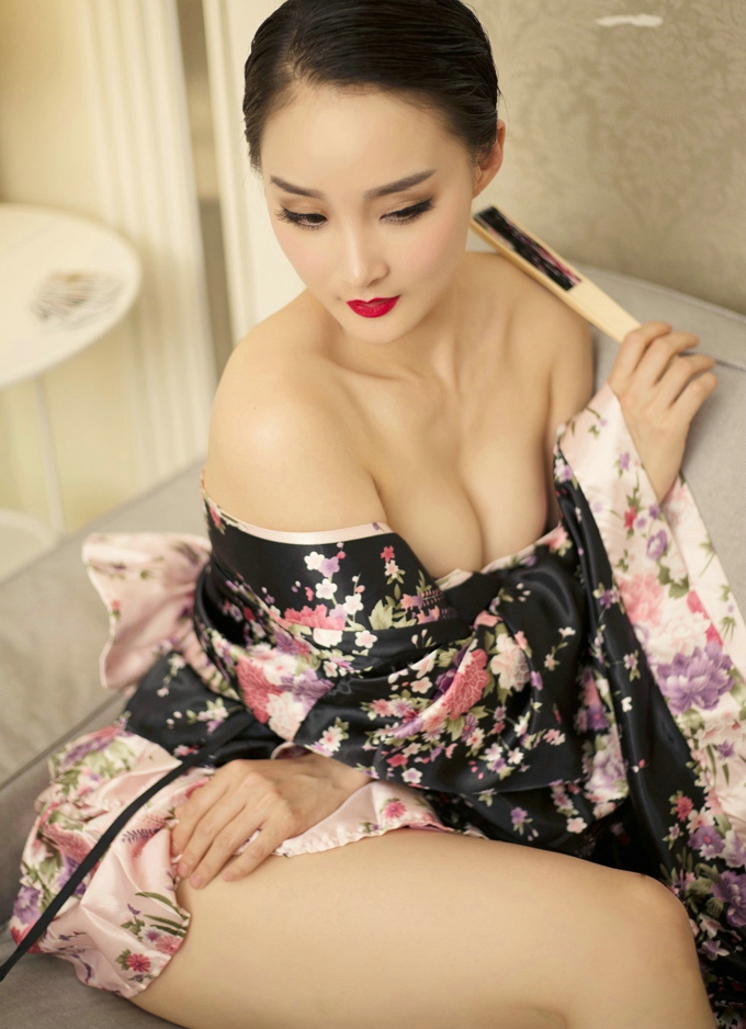 嫩模周營營居家花色和服脫內(nèi)褲美臀撩人誘惑