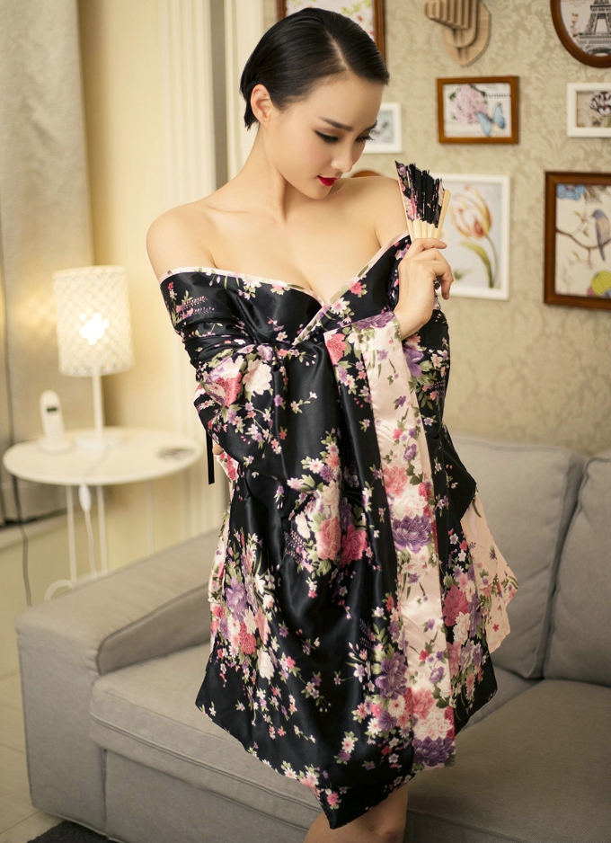 嫩模周營營居家花色和服脫內(nèi)褲美臀撩人誘惑