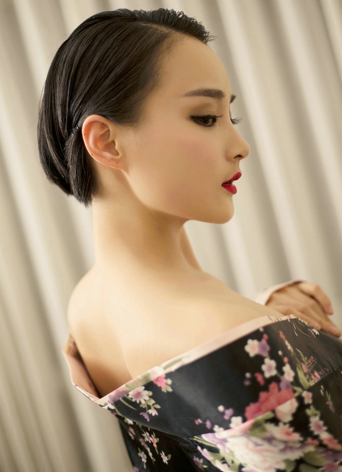 嫩模周營營居家花色和服脫內褲美臀撩人誘惑