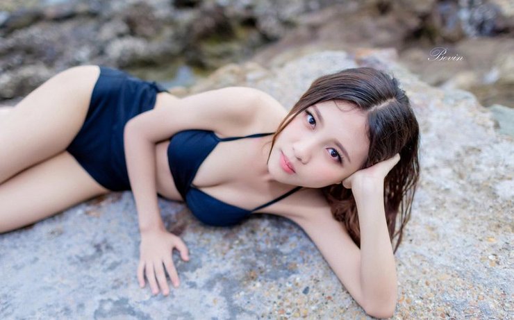 溪水邊的性感黑色比基尼美女白皙風韻誘惑動人