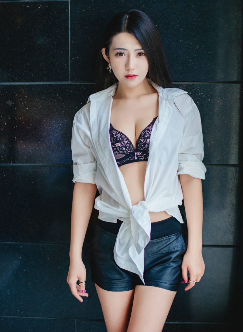 靚麗女神私房性感開胸裝粉嫩誘惑寫真