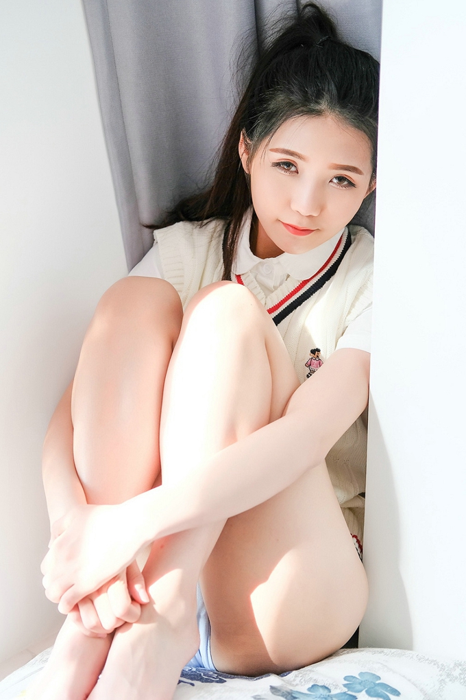 氣質美女可愛的小葉子清純誘惑學生制服迷人風情美腿寫真