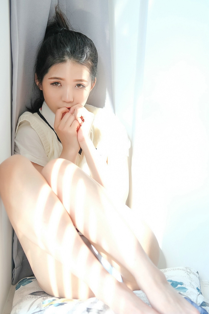 氣質美女可愛的小葉子清純誘惑學生制服迷人風情美腿寫真