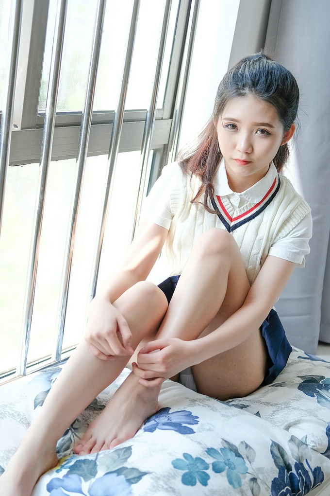 氣質美女可愛的小葉子清純誘惑學生制服迷人風情美腿寫真