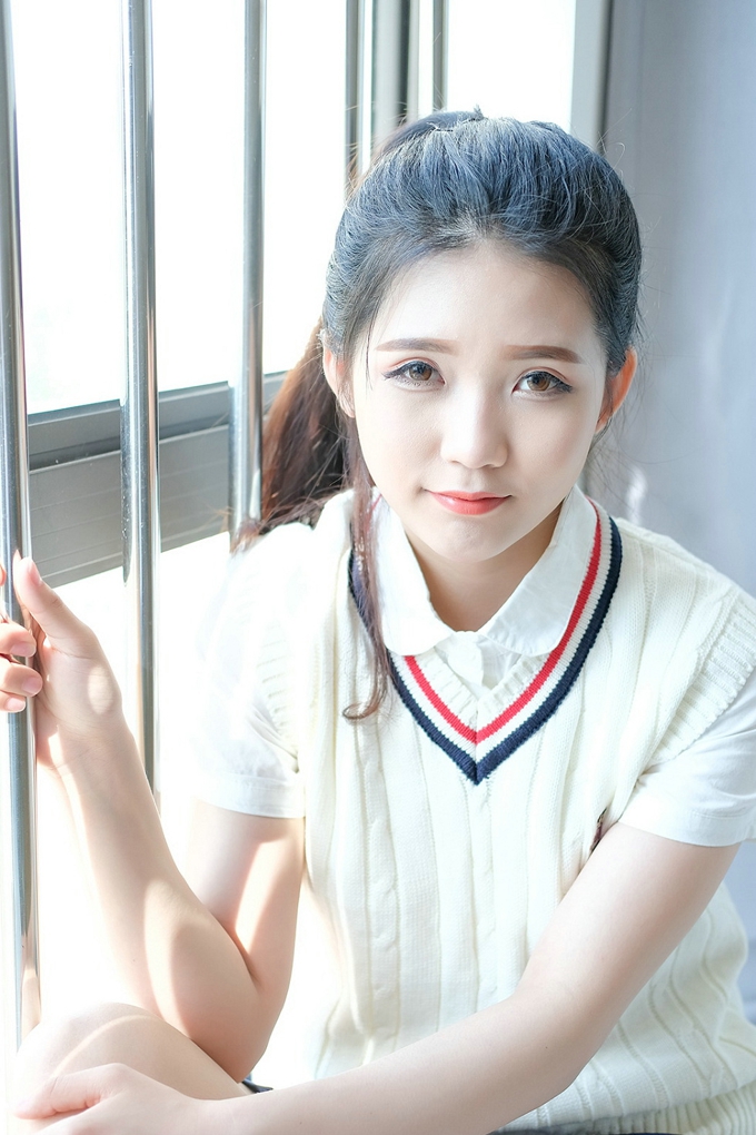 氣質美女可愛的小葉子清純誘惑學生制服迷人風情美腿寫真