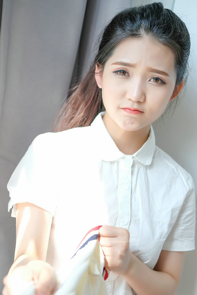 氣質(zhì)美女可愛的小葉子清純誘惑學生制服迷人風情美腿寫真