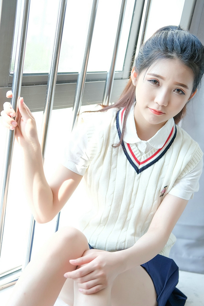 氣質(zhì)美女可愛的小葉子清純誘惑學(xué)生制服迷人風(fēng)情美腿寫真