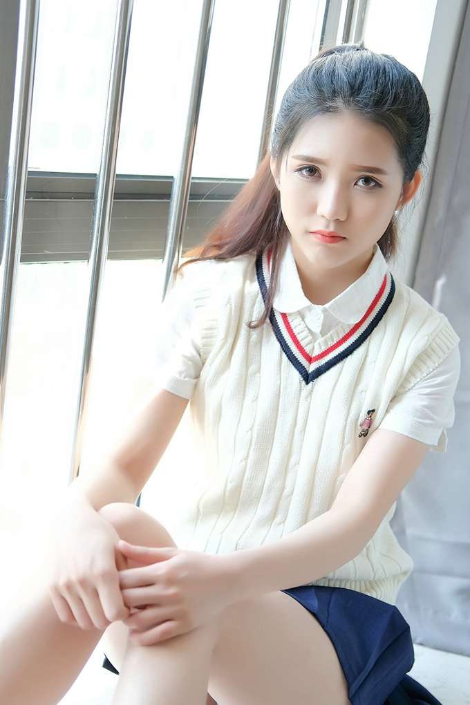 氣質美女可愛的小葉子清純誘惑學生制服迷人風情美腿寫真
