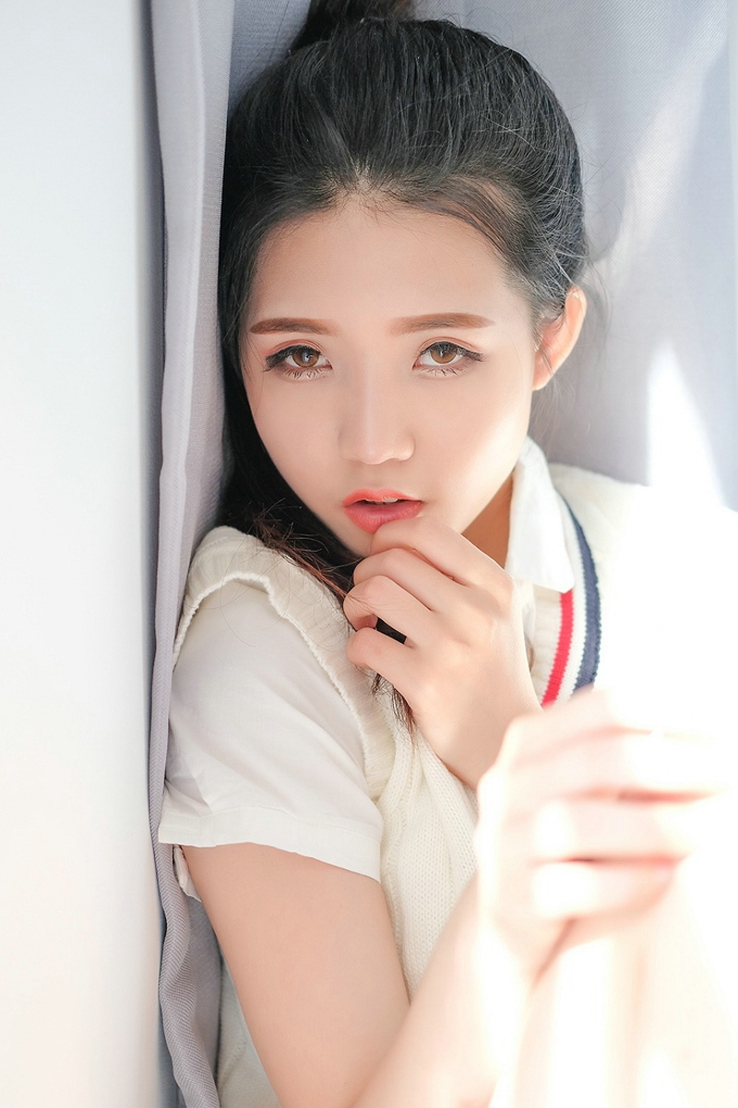 氣質美女可愛的小葉子清純誘惑學生制服迷人風情美腿寫真