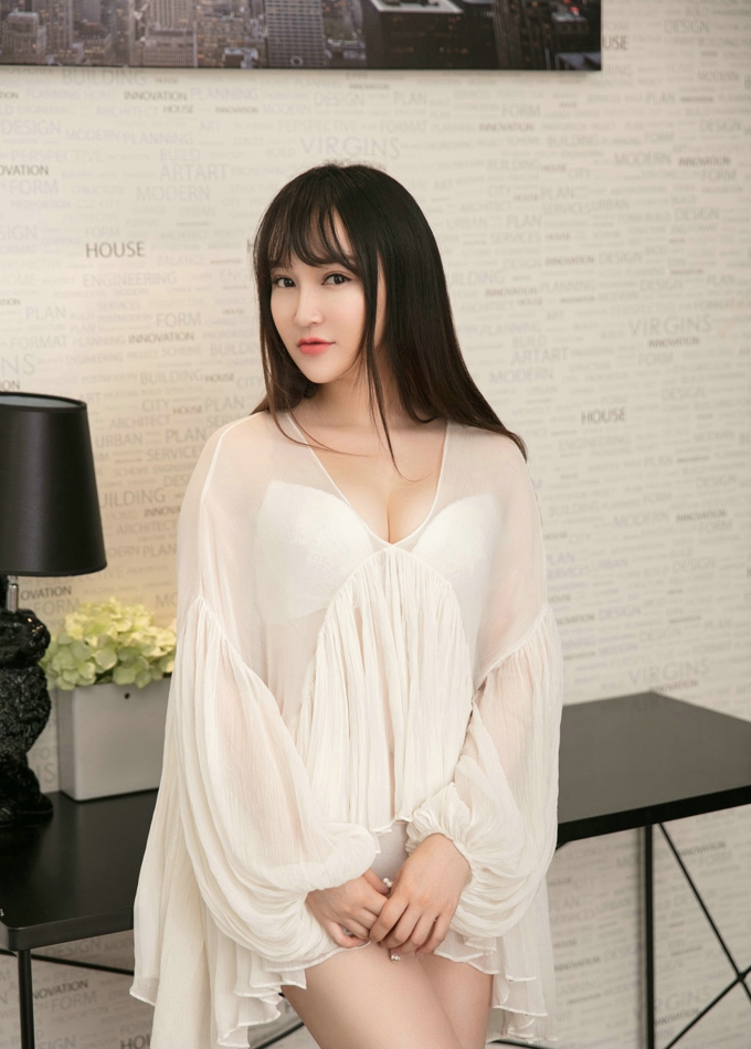 女神吳嬌性感內(nèi)衣透視情趣誘惑迷人白嫩肌膚俏麗私房寫真