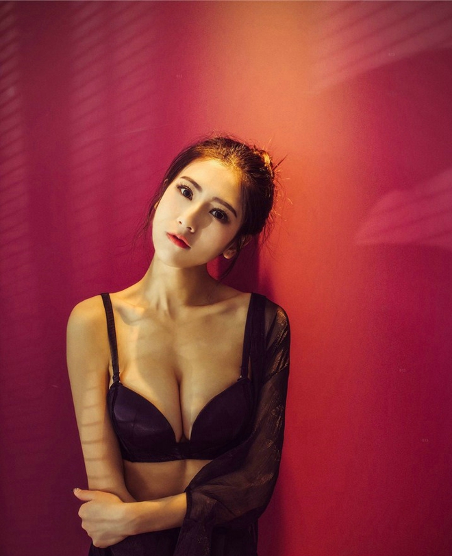 性感yy主播通靈兒童顏大美乳誘惑迷人寫真