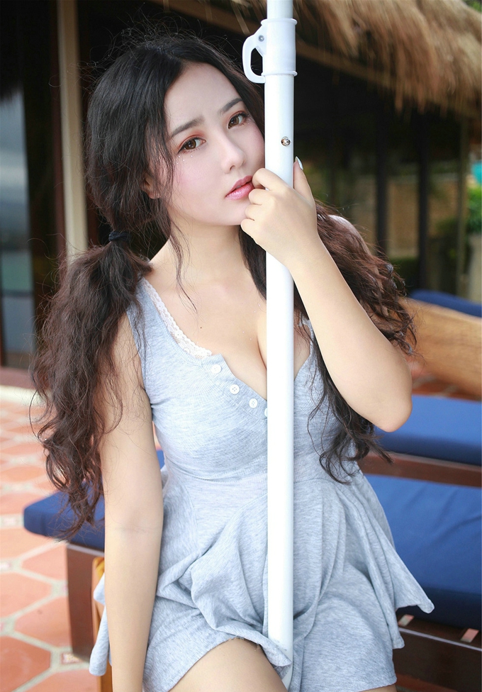 童顏巨乳Manuela瑪魯娜迷人性感旅拍灰色丁字褲半脫秀翹臀誘惑寫真