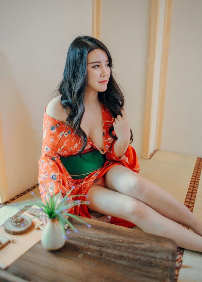 性感誘惑宅男女神Sukki露骨銷魂制服誘惑銷魂寫真