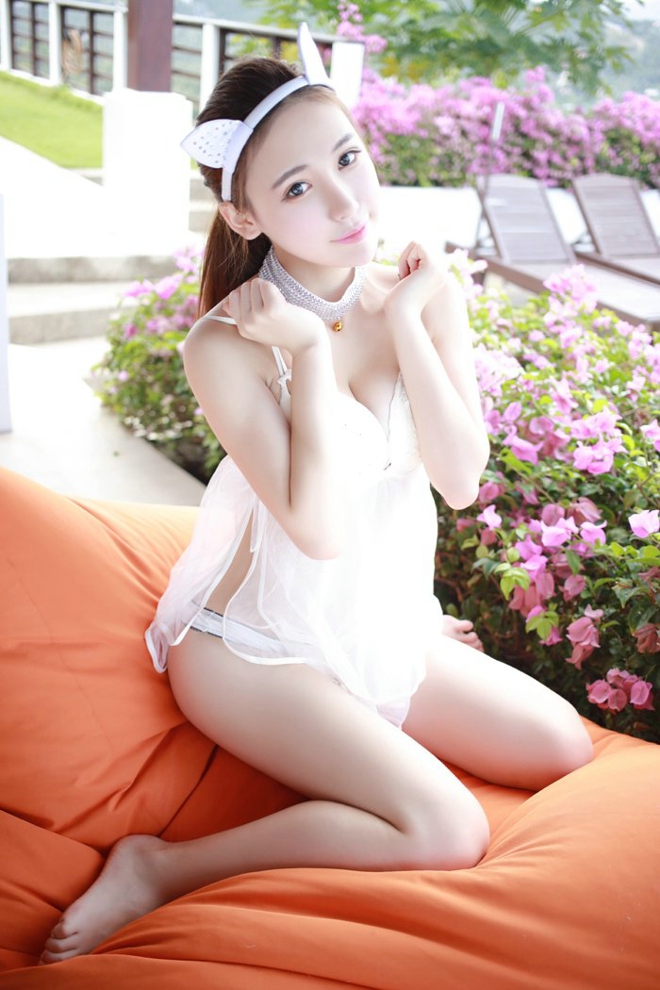 翹臀嫩膚美胸美女室外俏皮陽光誘惑寫真