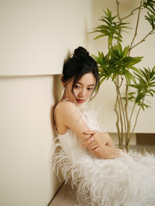 20歲趙今麥穿羽毛吊帶裙露美腿 靈動中不失嫵媚