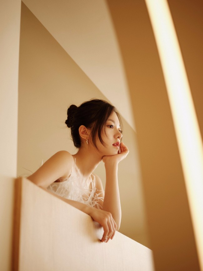 20歲趙今麥穿羽毛吊帶裙露美腿 靈動中不失嫵媚