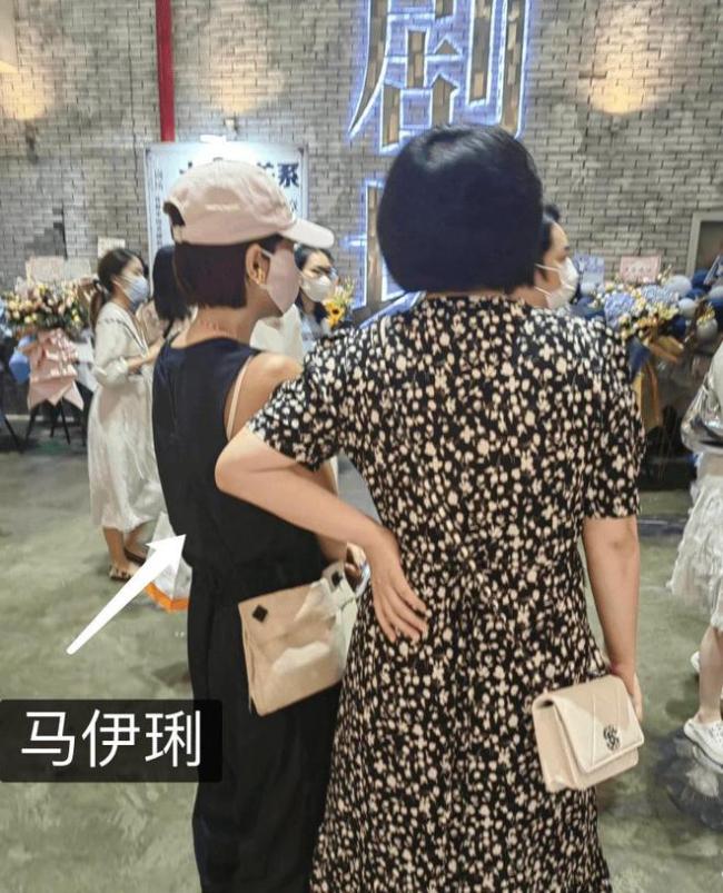 馬伊琍現身文章話劇演出現場 裝扮休閑低調十足