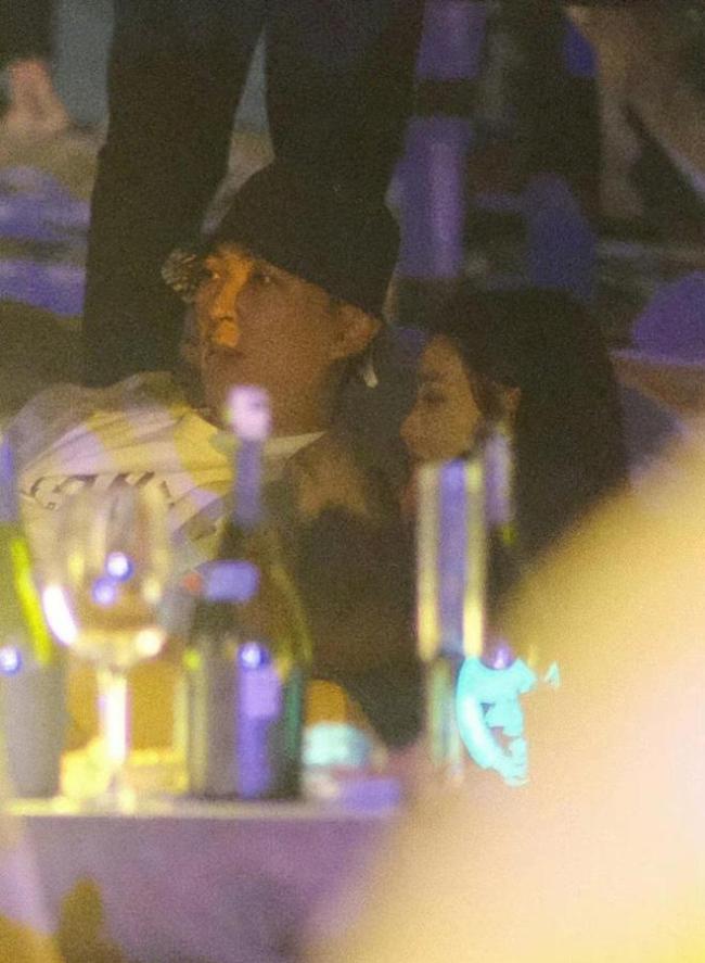 網友拍到買超與神秘美女三亞跨年 王思聰也在其中