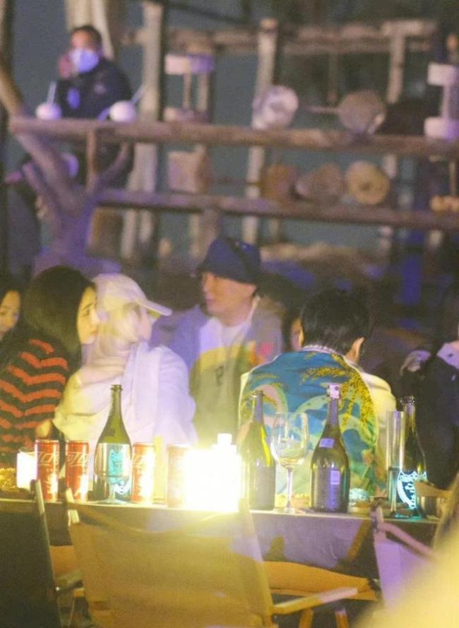 網友拍到買超與神秘美女三亞跨年 王思聰也在其中
