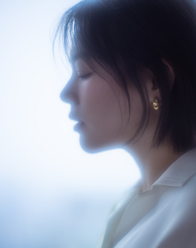 馬思純穿印花襯衫簡約干練 眼神溫柔笑容甜