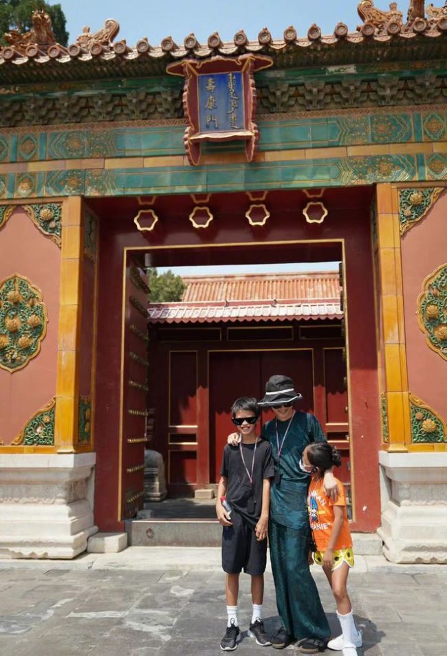 孫儷攜兒女游迪士尼 被曝豪擲33萬辦樂園會員卡