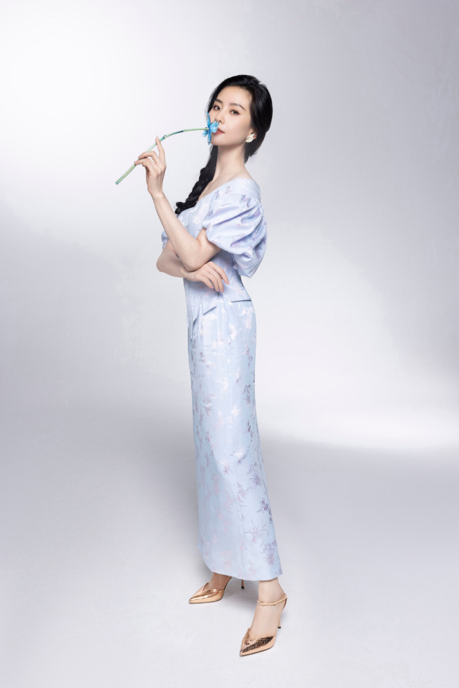 劉詩詩元宵節曝美照 手持小藍花氣質靜雅