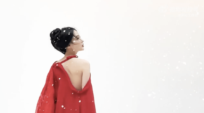 紅裙雪膚太美了！李沁古裝花絮照曝光美如天仙