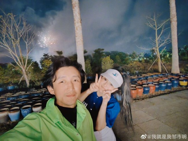 鄒市明冉瑩穎紀念結婚12周年 焰火下合影幸福美滿