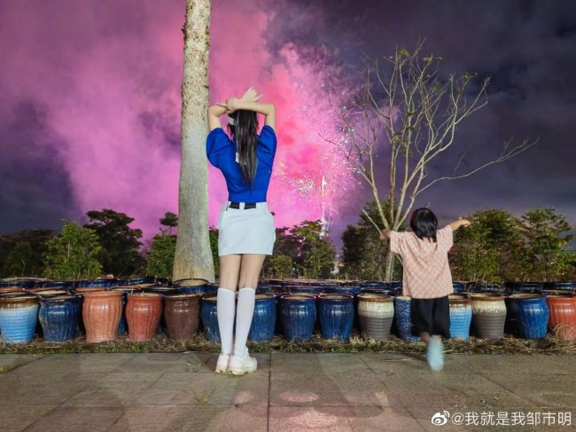 鄒市明冉瑩穎紀念結婚12周年 焰火下合影幸福美滿