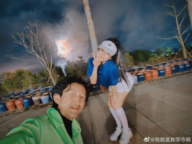 鄒市明冉瑩穎紀念結婚12周年 焰火下合影幸福美滿