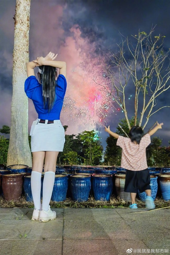 鄒市明冉瑩穎紀念結婚12周年 焰火下合影幸福美滿