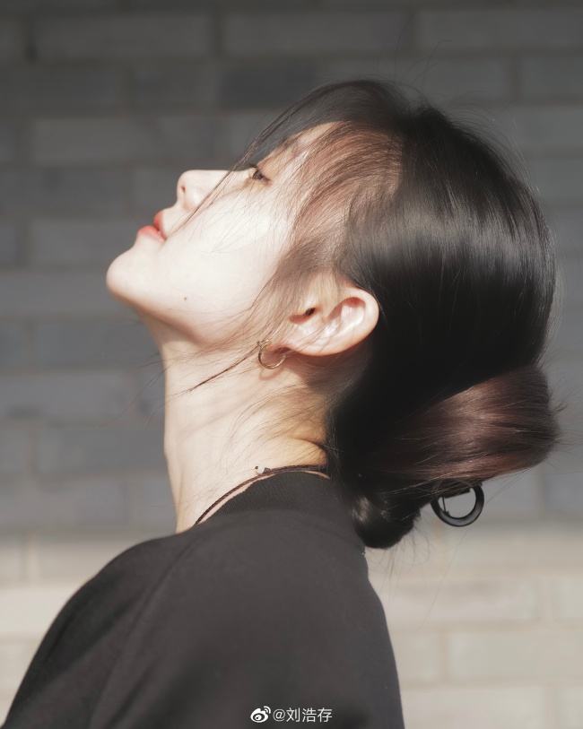 劉浩存清新懟臉?biāo)倪B拍 皮膚白皙無瑕笑容甜