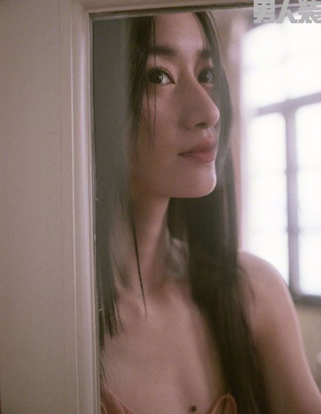 郭曉婷男人裝開年刊封面 清冷的誘惑力