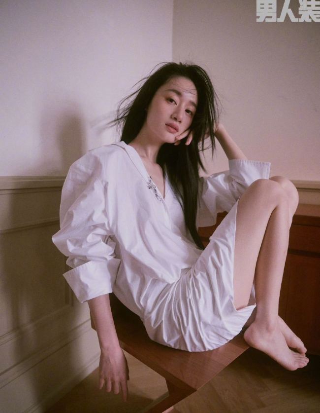 郭曉婷男人裝開年刊封面 清冷的誘惑力