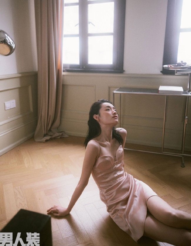 郭曉婷男人裝開年刊封面 清冷的誘惑力