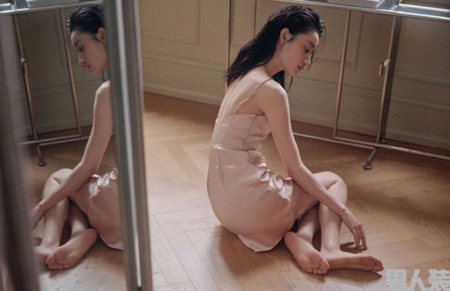 郭曉婷男人裝開年刊封面 清冷的誘惑力