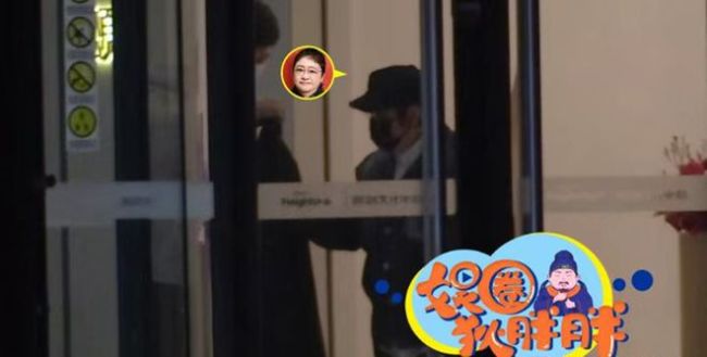 51歲韓紅深夜外出玩樂 身旁帥氣司機為其穿外套