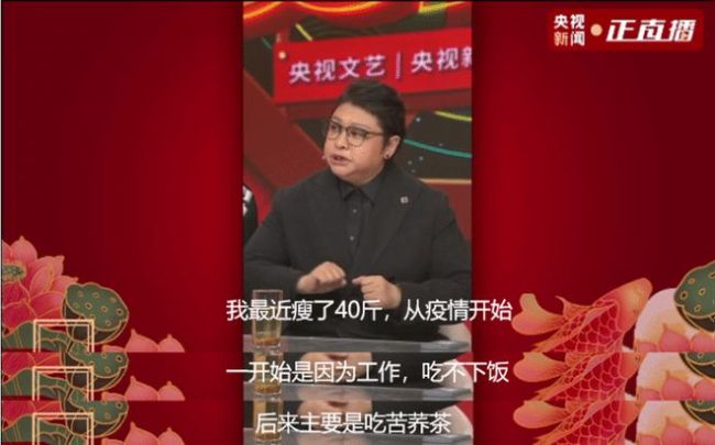 51歲韓紅深夜外出玩樂 身旁帥氣司機為其穿外套