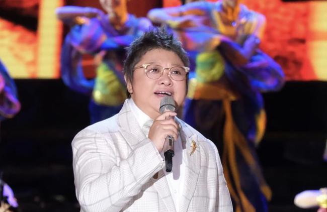 51歲韓紅深夜外出玩樂 身旁帥氣司機為其穿外套