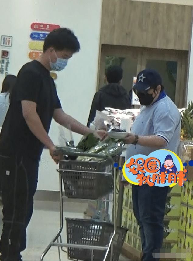51歲韓紅深夜外出玩樂 身旁帥氣司機為其穿外套