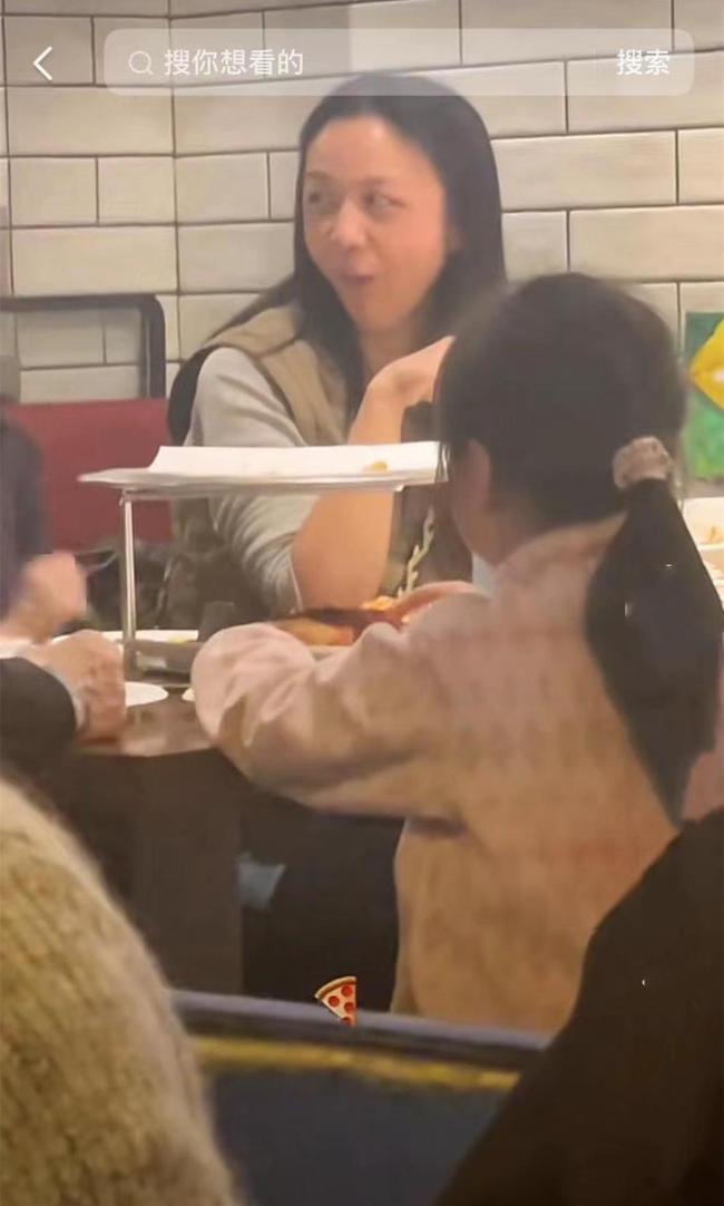43歲湯唯被偶遇在北京吃披薩 全素顏現身膚色蠟黃