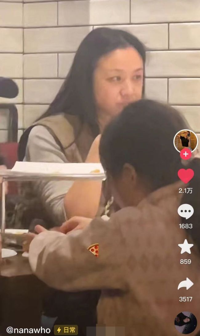 43歲湯唯被偶遇在北京吃披薩 全素顏現身膚色蠟黃