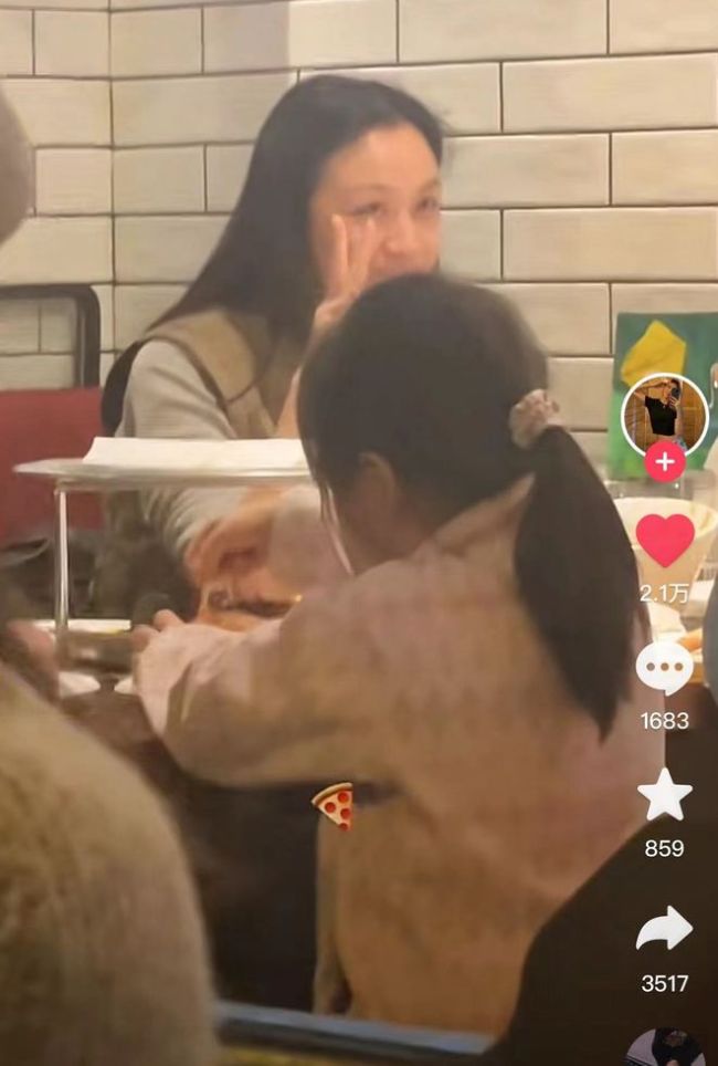 43歲湯唯被偶遇在北京吃披薩 全素顏現身膚色蠟黃