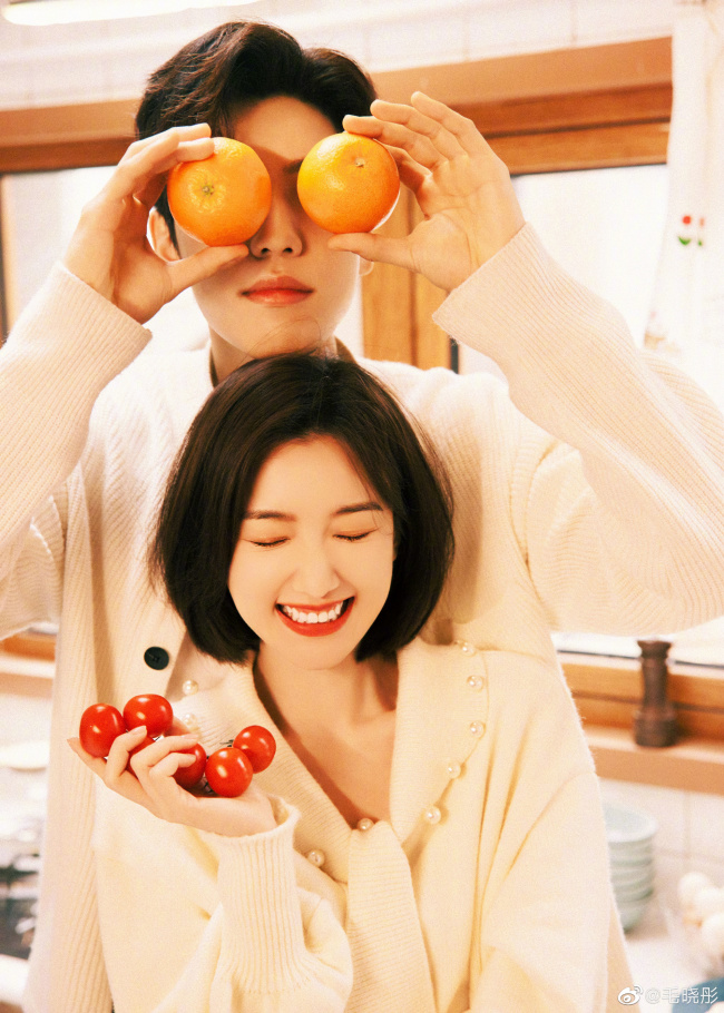 毛曉彤王子異拍情侶照 在廚房對視喂食超甜