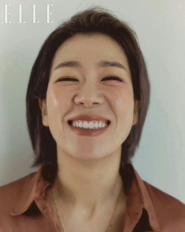 笑容燦爛真好??！黑暗榮耀大嬸登ELLE四月刊