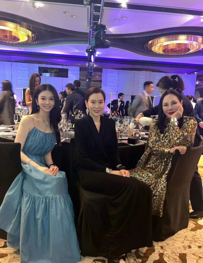 邱淑貞女兒現身晚宴 秀香肩事業線顏值不輸媽媽