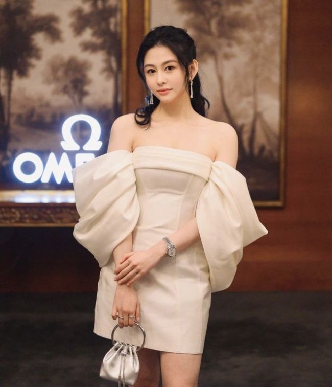 邱淑貞女兒現身晚宴 秀香肩事業線顏值不輸媽媽
