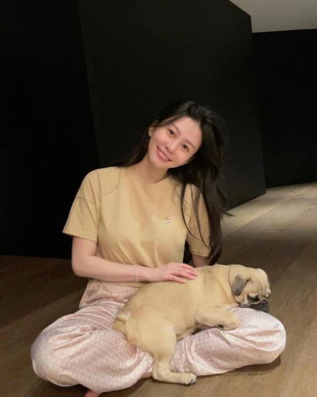邱淑貞女兒現身晚宴 秀香肩事業線顏值不輸媽媽