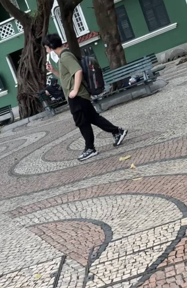 吳鎮宇費曼澳門街頭被偶遇 父子打扮隨性接地氣